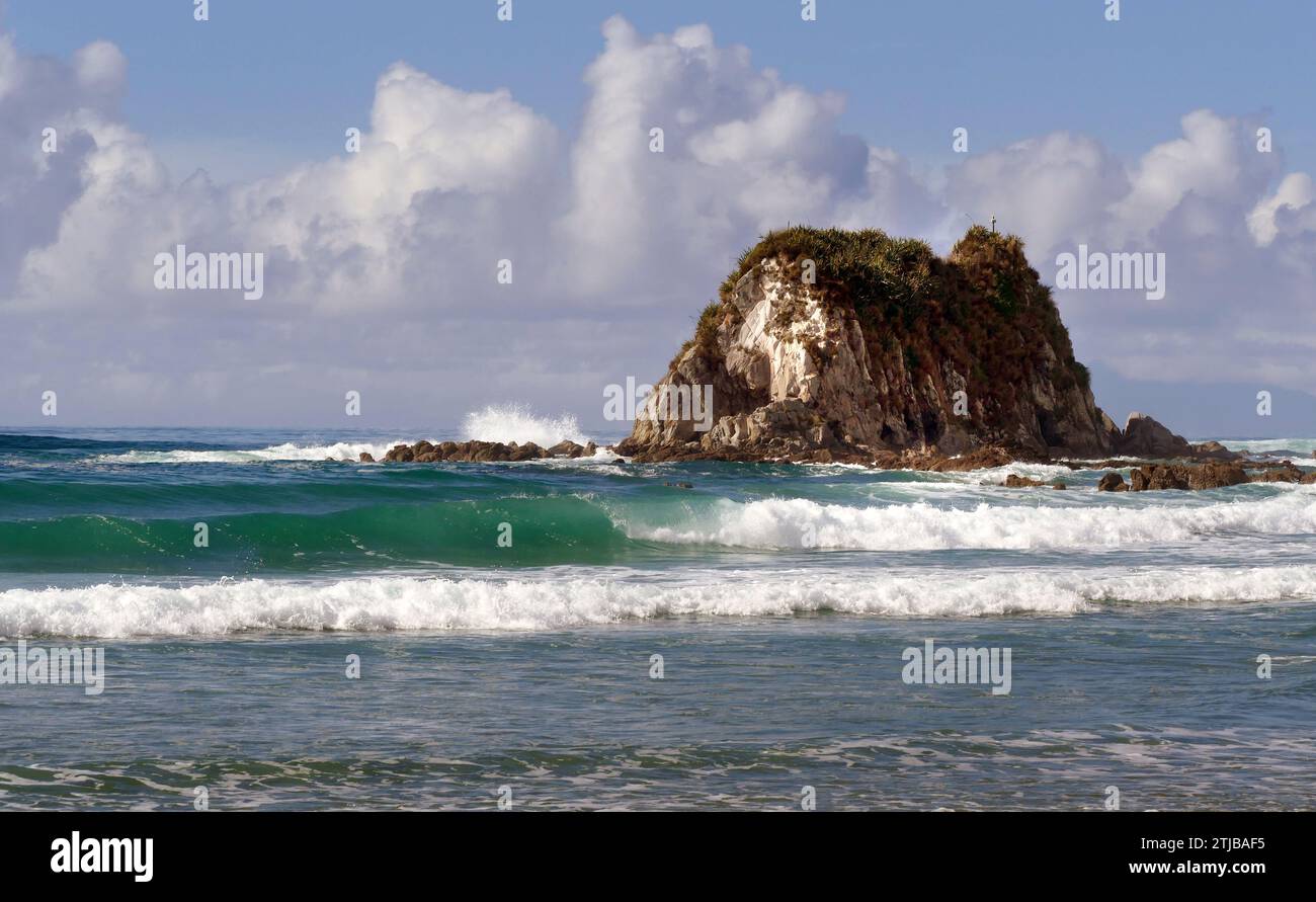 Mangawhai Heads ist ein Township in Northland, Neuseeland. Waipu liegt 21 km nordwestlich, Mangawhai 5 km südwestlich. Mangawhai Heads liegt am Nordufer des Mangawhai Harbour. Mangawhai Heads Beach ist ein Surfstrand der mittleren Stufe Credit: BSpragg Stockfoto