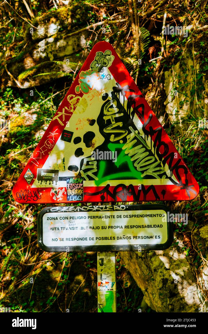 Warnschild für Rutschgefahr. Die Xanas Route. Villanueva - Pedroveya, Santo Adriano - Quirós, Fürstentum Asturien, Spanien, Europa Stockfoto