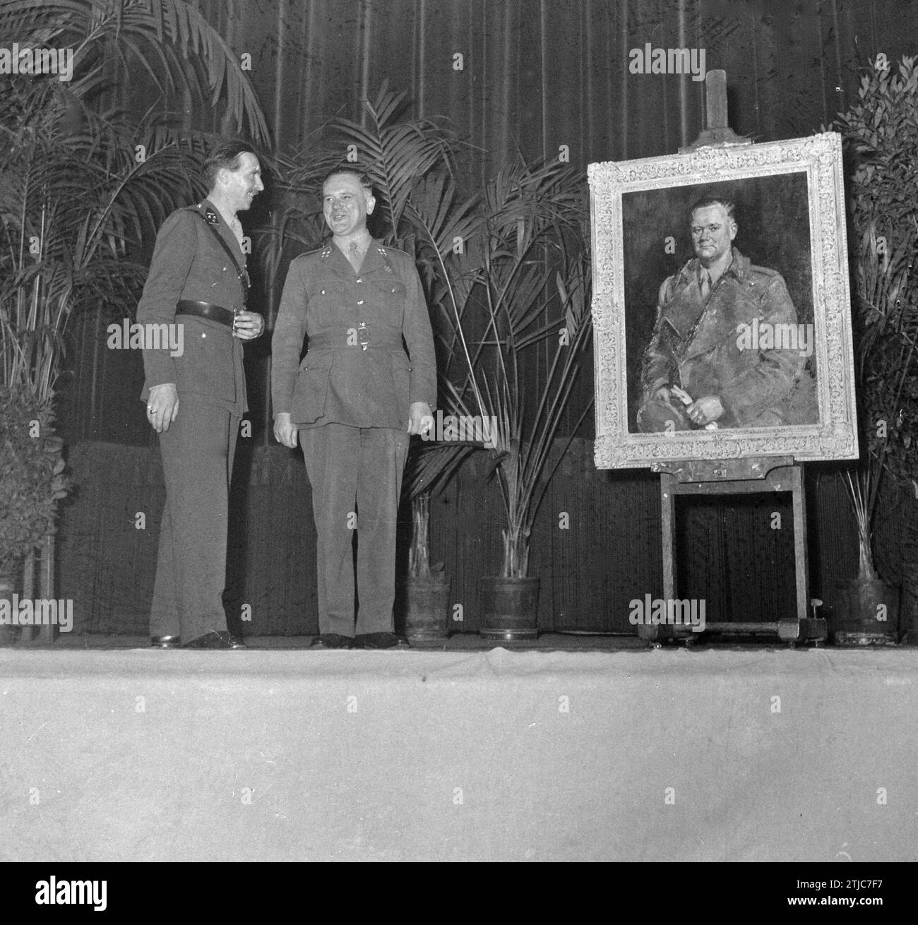 Generalmajor H. J. Kruls verabschiedet sich als Chef des Generalstabs der Militärbehörde im Haager Zoo. Colonel H.P. Linthorst Homan bietet ihm ein gemaltes Porträt im Auftrag der Mitarbeiter CA. Oktober 1945 Stockfoto