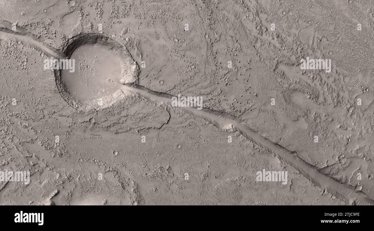 Halbierter Krater, Mars. Dieser Einschlagkrater wird von einer Bruchstelle des Cerberus Fossae zerschnitten. Die Exposition der Stratigraphie in den Kraterwänden in Verbindung mit der Exposition der Stratigraphie in der Bruchstelle könnte Licht auf die Art der oberflächennahen stratigraphischen Einheiten an dieser Stelle werfen. Die Fraktur schneidet auch junge Lava. Es ist nicht klar, ob der Krater oder die Lavas älter sind. Das Bild zeigt ein Gelände mit weniger als 5 km Eine einzigartige optimierte Version der HIRISE-Bilder der NASA. Quelle: NASA/JPL/UArizonamartische Landschaft. Stockfoto