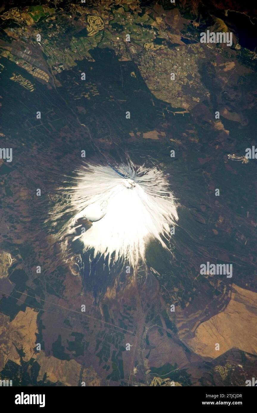 Der Fuji in Japan ist auf diesem Bild zu sehen, das im April 2009 von einem Besatzungsmitglied der Expedition 19 auf der Internationalen Raumstation fotografiert wurde. Der 3.776 Meter hohe Vulkan Fuji auf der japanischen Insel Honshu ist eines der weltweit klassischen Beispiele eines Stratovulkans. Stockfoto