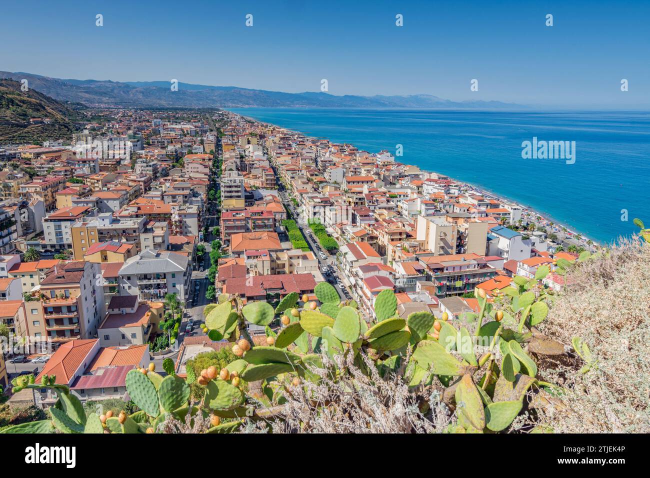 Panoramablick auf Capo d'Orlando von den Schlossruinen auf Sizilien Stockfoto