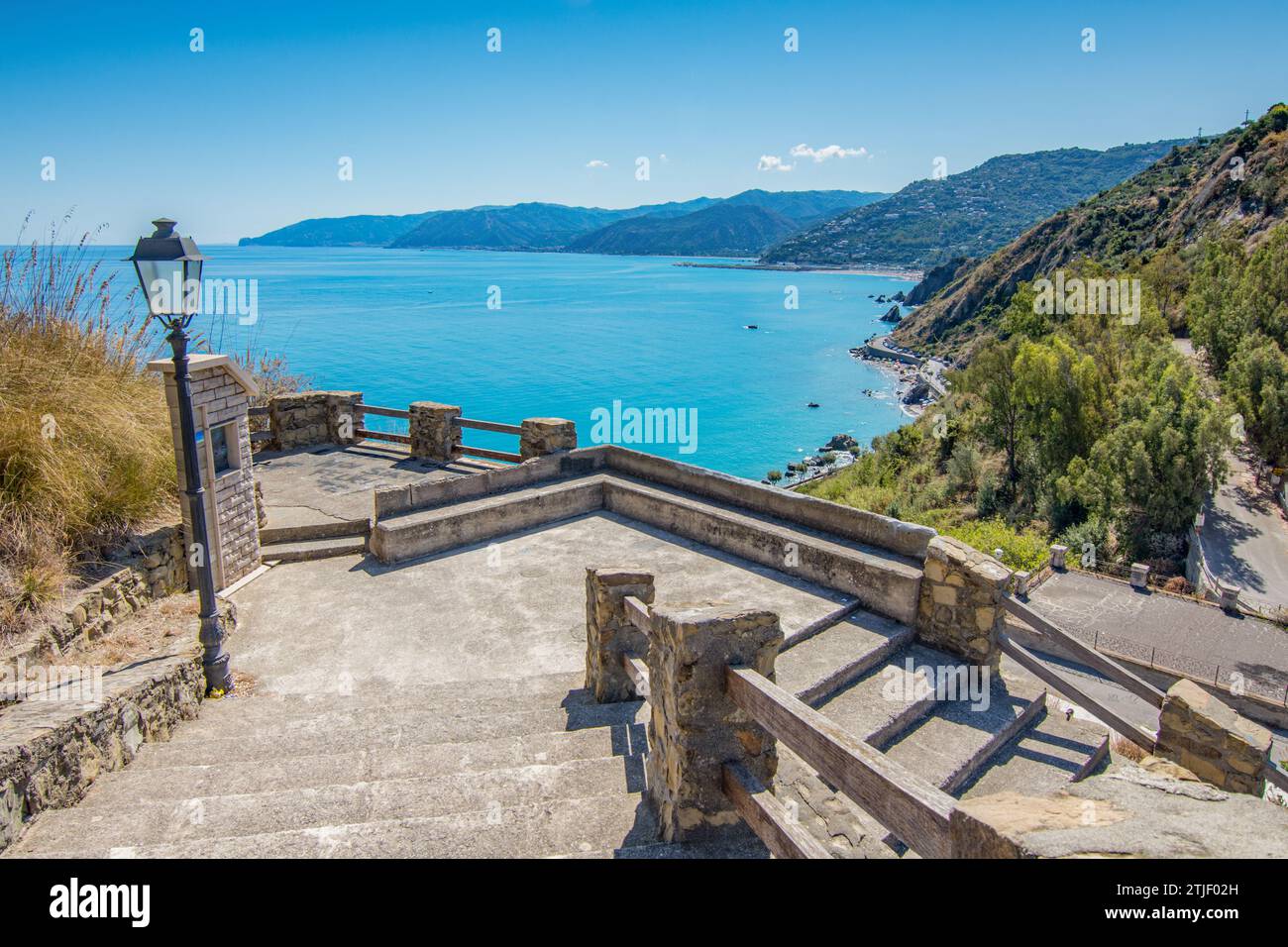 Panoramablick auf die Küsten von Messina von den Ruinen der Burg Capo d'Orlando auf Sizilien Stockfoto