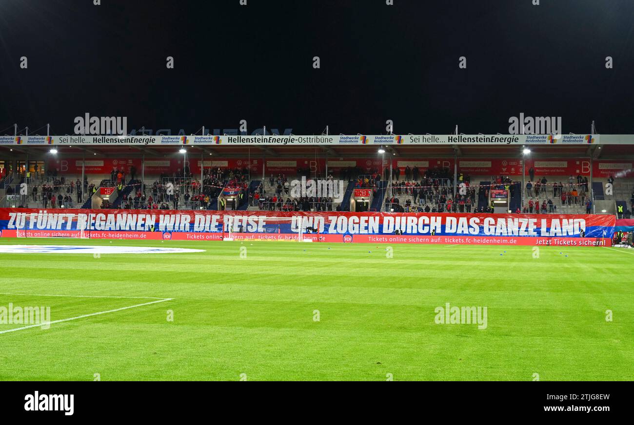 Heidenheim, Deutschland. Dezember 2023. Voith-Arena bei Flutlicht 90 Minuten vor Anpfiff, Fan-Banner, DE, 1. FC Heidenheim vs. SC Freiburg, Sport, Fussball, Herren, Bundesliga, 16. Spieltag, Spielzeit 2023/2024, 20.12.2023, (DFL-VORSCHRIFTEN VERBIETEN JEDE VERWENDUNG VON FOTOGRAFIEN ALS BILDSEQUENZEN UND/ODER QUASI-VIDEO) Foto: Eibner-Pressefoto/Silas Schueller Credit: dpa/Alamy Live News Stockfoto