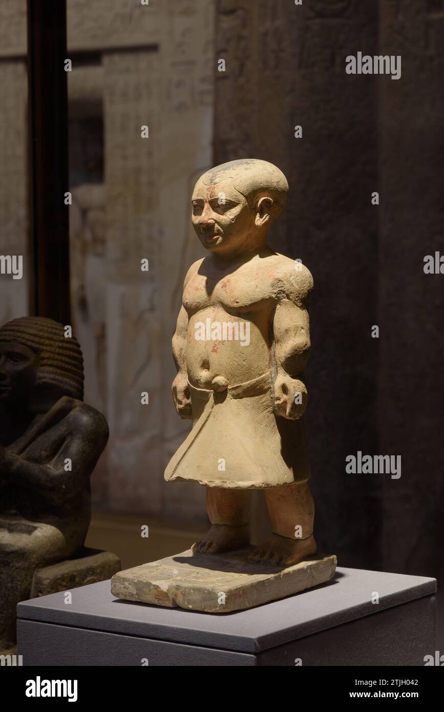 Statue von Khnumhotep. Im Alten Reich besaßen Menschen mit Zwergwuchs oft wichtige Titel und einen hohen sozialen Status. Khnumhotep war der Priester und Aufseher der königlichen Garderobe und Ka-Diener. Sein Name und seine Titel sind auf der Basis der Statue eingeschrieben. 5. Dynastie, ca. 2465-2323 v. Chr. Ägyptisches Museum, Kairo, Ägypten. Stockfoto