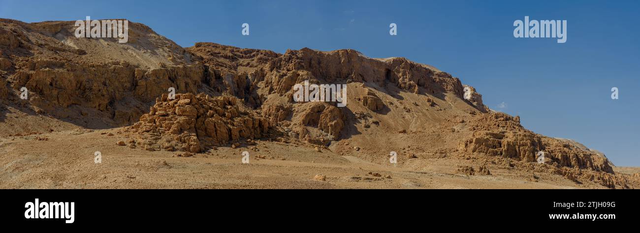 Qumran ist eine archäologische Stätte im Westjordanland, die vom israelischen Qumran-Nationalpark verwaltet wird. Es befindet sich auf einem trockenen Mergelplateau etwa 1,5 km vom nordwestlichen Ufer des Toten Meeres entfernt, etwa 10 km südlich der historischen Stadt Jericho und angrenzend an die moderne israelische Siedlung und den Kibbuz Kalya. In Qumran wurden die Schriften vom Toten Meer gefunden. Kredit: Digitaleye/JdeSousa Stockfoto
