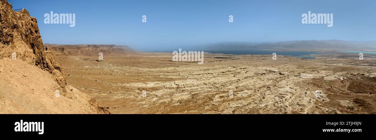 Ein Panoramablick auf das Tote Meer von der Festung auf dem Hügel Masada, Israel. Kredit: Digitaleye/JdeSousa Stockfoto