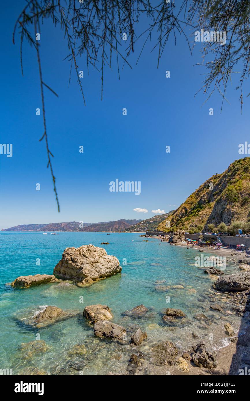 Wilder Strand in Capo d'Orlando Gemeinde, Sizilien Stockfoto