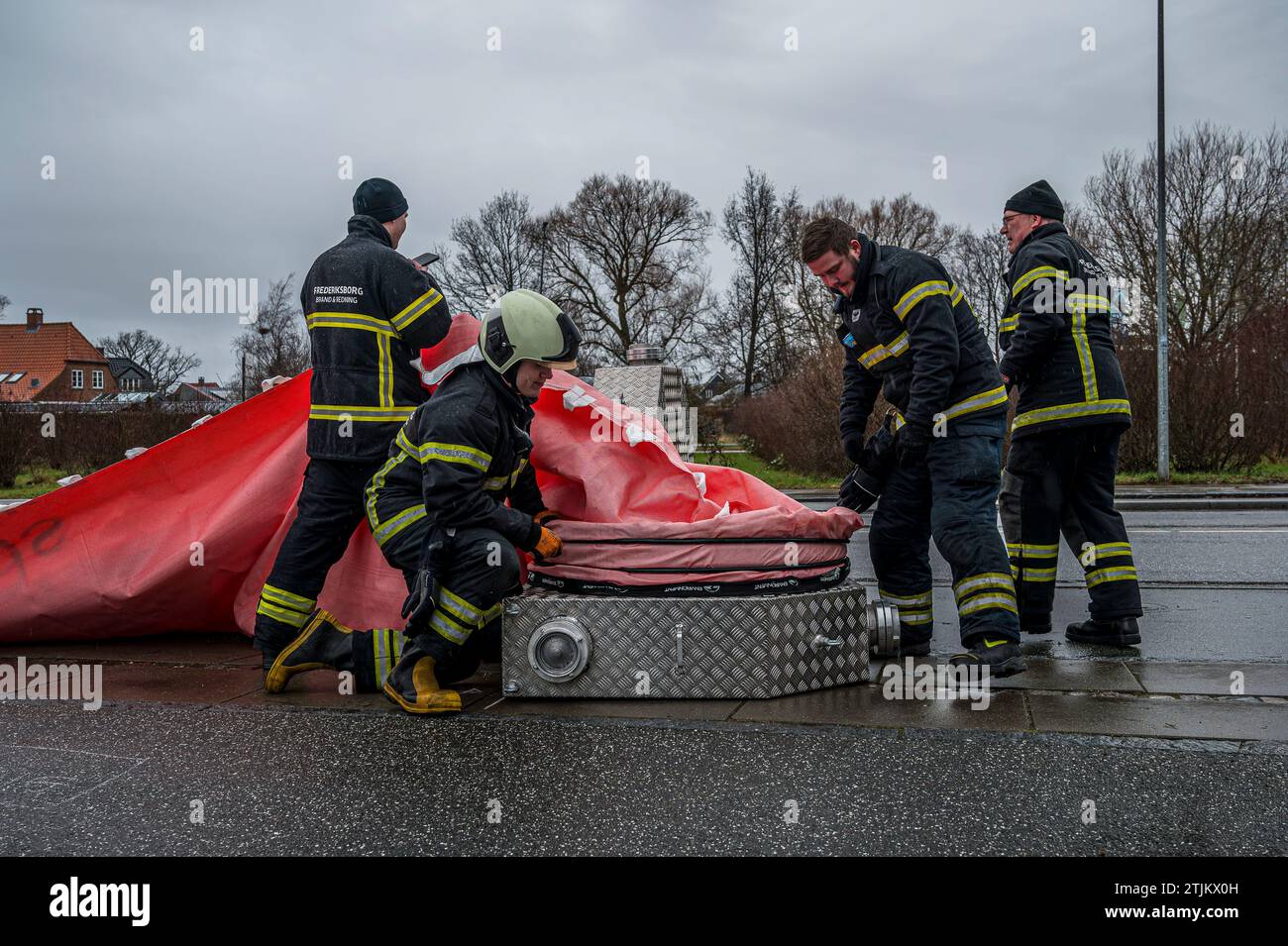 Frederikssund, Dänemark, 20. Dezember 2023. Die Feuerwehr bereitet Wasserröhren vor, bevor der Sturm Pia trifft (Foto: © Stig Alenäs) NUR REDAKTIONELLE VERWENDUNG! Nicht für kommerzielle ZWECKE! Stockfoto