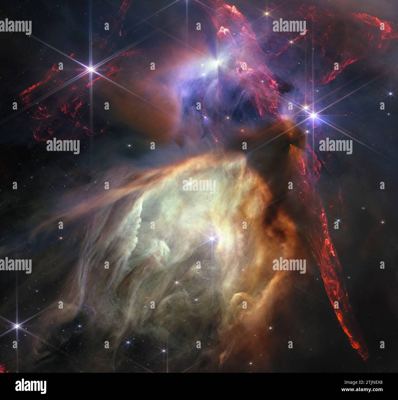 Hochauflösende Aufnahme des Wolkenkomplexes Rho Ophiuchi, der Sternentstehungsregion am nächsten zur Erde mit dem James Webb Space Telescope. Der Wolkenkomplex ist ein relativ kleines, ruhiges Kinderzimmer, aber man würde es nie von Webbs chaotischer Nahaufnahme erfahren. Jets, die von jungen Sternen platzen, durchkreuzen das Bild, treffen auf das umgebende interstellare Gas und beleuchten molekularen Wasserstoff, dargestellt in Rot. Einige Sterne zeigen den verräterischen Schatten einer umfänglichen Scheibe, die Grundlagen künftiger Planetensysteme. Kredit: NASA, ESA, CSA, STScI, KPontoppidan (STScI); A.Pagan (STScI) Stockfoto