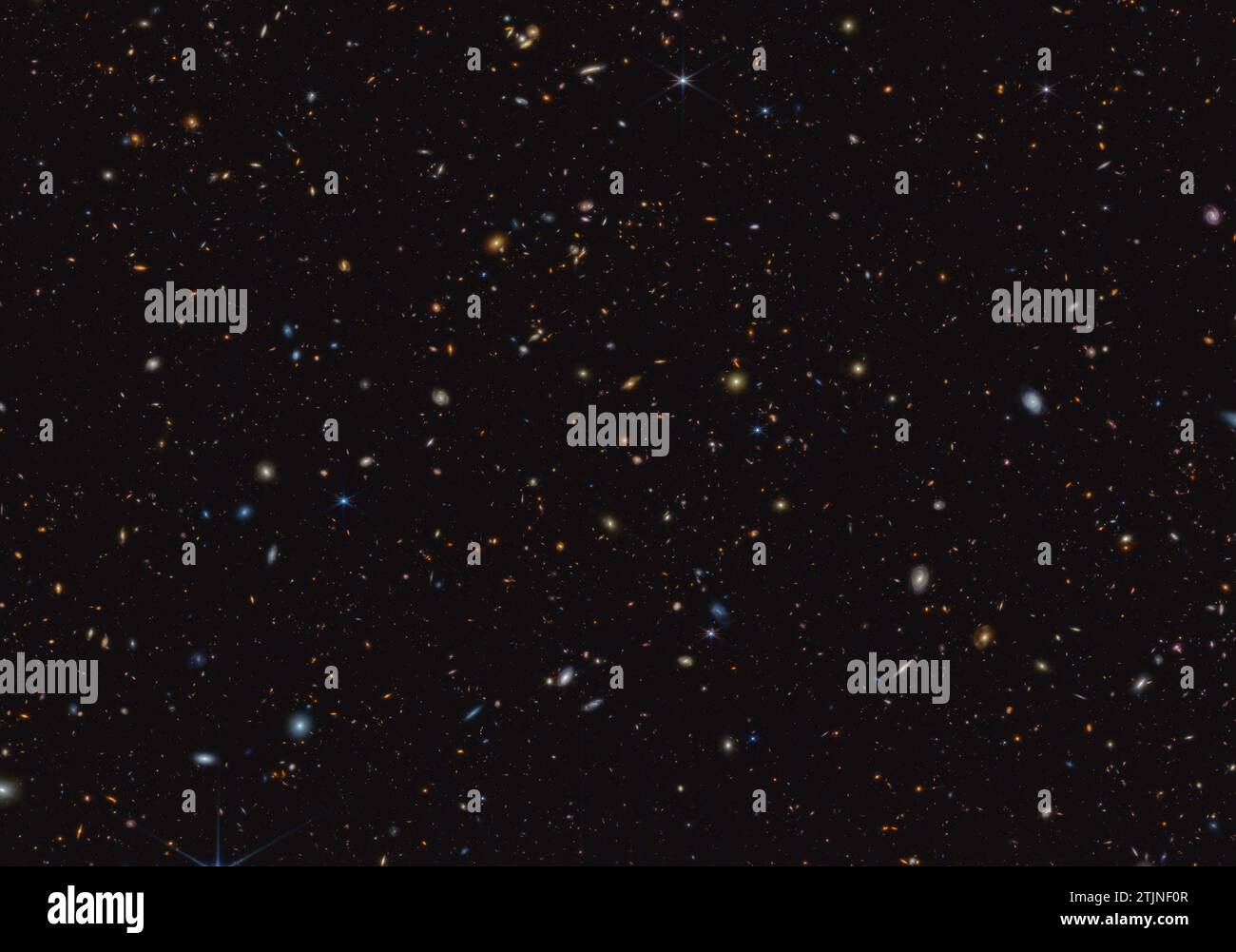 Hochauflösendes Bild, das im Rahmen des JWST Advanced Deep Extragalactic Survey (JADES) aufgenommen wurde und einen kleinen Teil des Extended Groth Strip zeigt, eine Region zwischen den Sternbildern Ursa Major und Boštes. Licht aus fernen Galaxien wird aufgrund der Erweiterung des Universums Ñ längere Wellenlängen und ÒredderÓ Farben im Laufe der Zeit gedehnt, ein Phänomen, das Rotverschiebung genannt wird. Redshift zeigt an, wie weit der Stern entfernt ist. Credit NASA, ESA, CSA, B.Robertson (UC Santa Cruz), B.Johnson (CFA), S.Tacchella (Cambridge), M.Rieke (Universität Arizona), D.Eisenstein (CFA); A.Pagan (STScI) Stockfoto