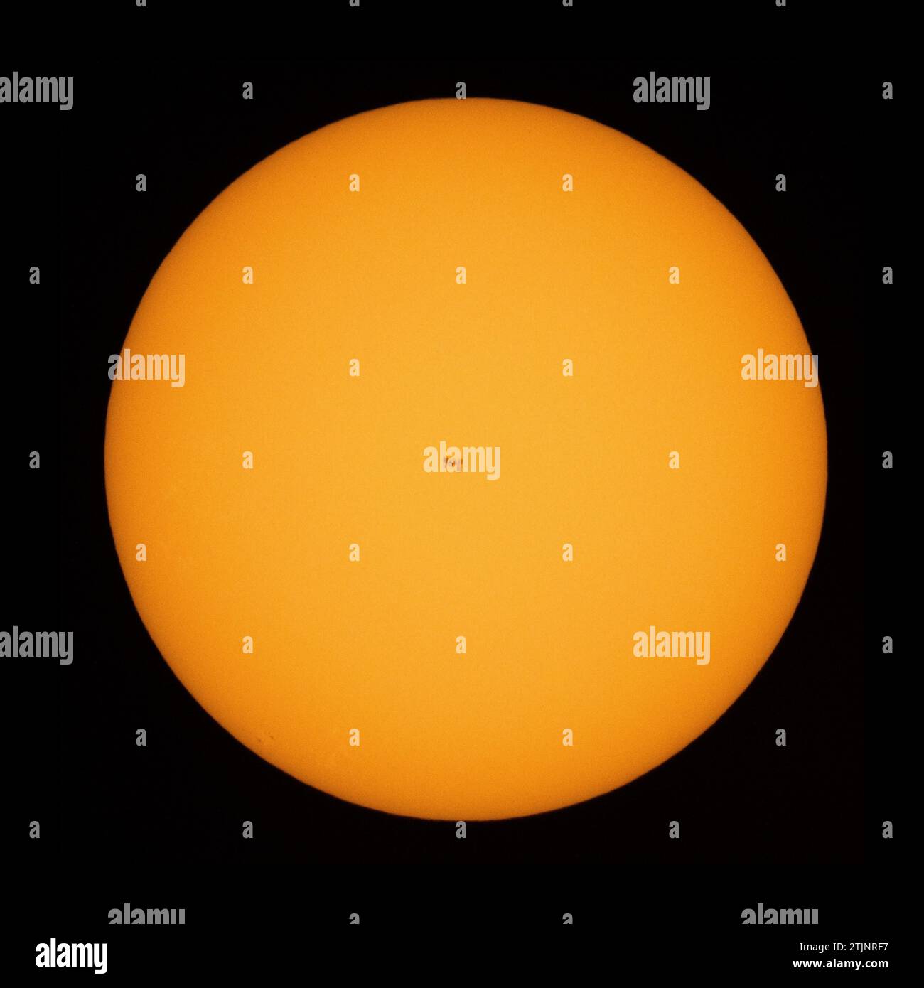 Die Internationale Raumstation (ISS) mit einer siebenstöpfigen Besatzung an Bord ist in Silhouette zu sehen, als sie am 25. Juni 2021 mit etwa fünf Meilen pro Sekunde die Sonne von Nellysford, Virginia, durchquert. USA. Eine einzigartige, optimierte und digital verbesserte Version der NASA-Bilder von J Kowsky/ Credit NASA Stockfoto