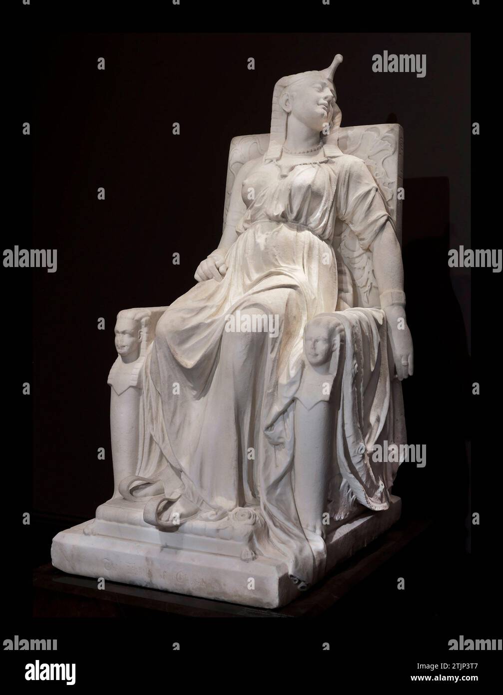 Der Tod von Cleopatra durch die Bildhauerin Edmonia Lewis. Kleopatra (69-30 v. Chr.), die legendäre Königin von Ägypten von 51-30 v. Chr., ist oft am bekanntesten für ihren dramatischen Selbstmord, angeblich durch den tödlichen Biss einer giftigen Schlange. Hier porträtierte Edmonia Lewis Kleopatra im Moment nach ihrem Tod in königlicher Kleidung in majestätischer Ruhe auf einem Thron. Die identischen Sphinxköpfe, die den Thron flankieren, repräsentieren die Zwillinge, die sie mit dem römischen General Marc Antonius getragen hat. Eine optimierte Version eines Bildes einer Originalskulptur im Smithsonian American Art Museum, Stockfoto