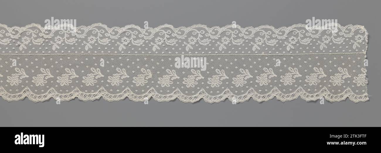 Spulenstreifen mit krummen Zweigen, anonym, ca. 1875 - ca. 1899 auf einem groben und pilzförmigen Maas (quadratische Maas) steht, über einer halbrunden Schale, ein offenes Muster eines überhängenden Zweigs mit einer Blume. Valenciennes Seite. Ursprünglich war dieser Streifen einer der Teile eines Streifens, der aus vier separaten Teilen bestand. Davon sind jedoch drei zusammengenäht: BK-BR-J-259-A, -B, -C. 1966 wurde dann ein etwas schmalerer Streifen auf dieser Oberseite des langen BK-BR-J-321-A mit einem etwas ähnlichen Muster gesetzt. Sluis (möglich) Leinen (Material) Bobbi Spitze / Valenciennes Spitze auf einem c Stockfoto