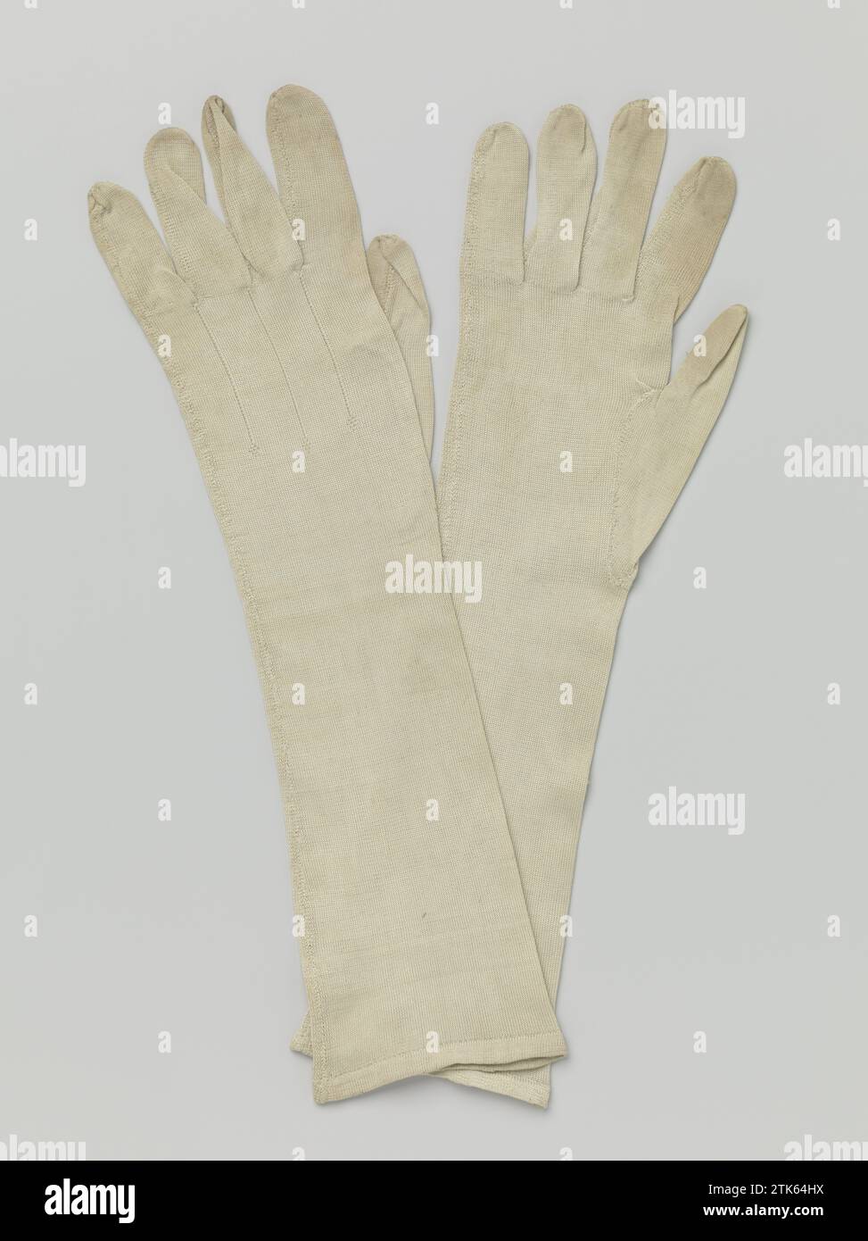 Handschuh aus hellgrüner gestrickter Seide, anonym, ca. 1800 - ca. 1875 linker Handschuh aus hellgrüner gestrickter Seide. West-Europa Whole: Linker Seidenstrickhandschuh aus hellgrüner gestrickter Seide Me oben die hinteren drei Kordeln. West-Europa Ganzes: Seidenstrick Stockfoto