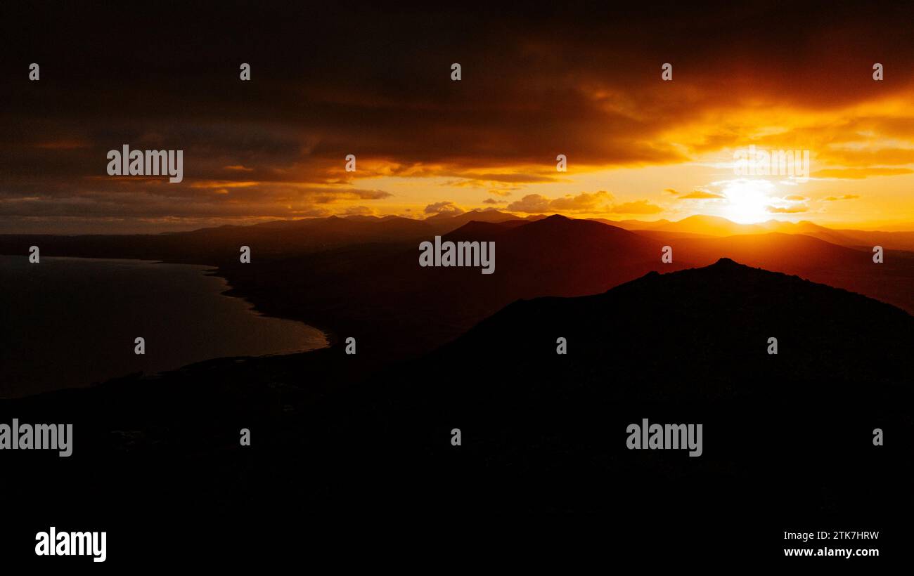 Sonnenaufgang über der Snowdonia/Eryri-Gebirgskette, Wales Stockfoto
