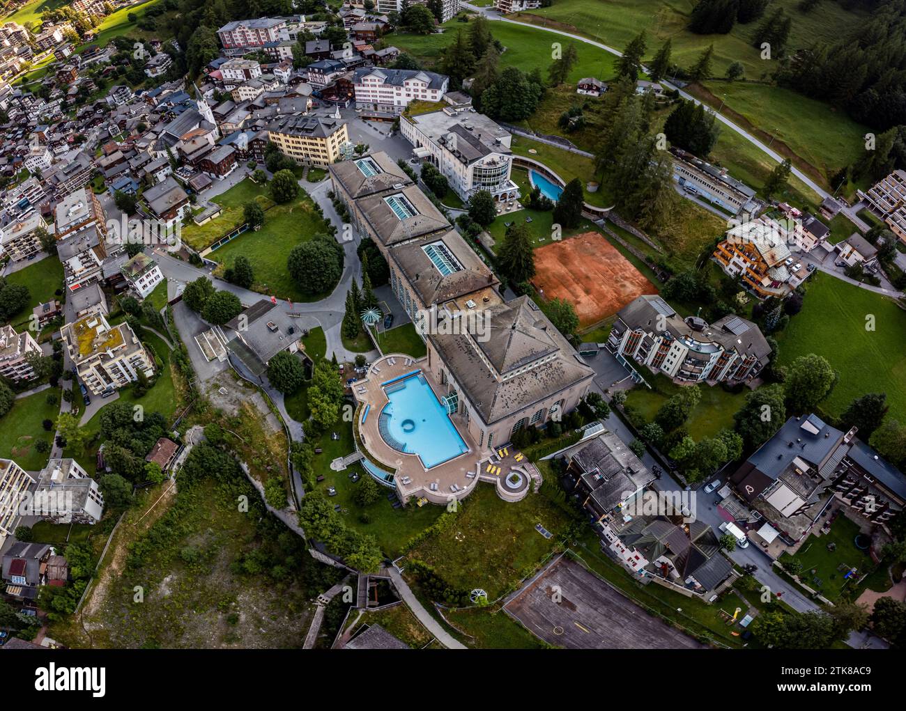 Luftaufnahme des Leukerbads. Loeche les bains. Dorf in den alpen im Kanton Wallis in der Schweiz. Berühmtes Thermalbad. Spa-Resorts, Stockfoto