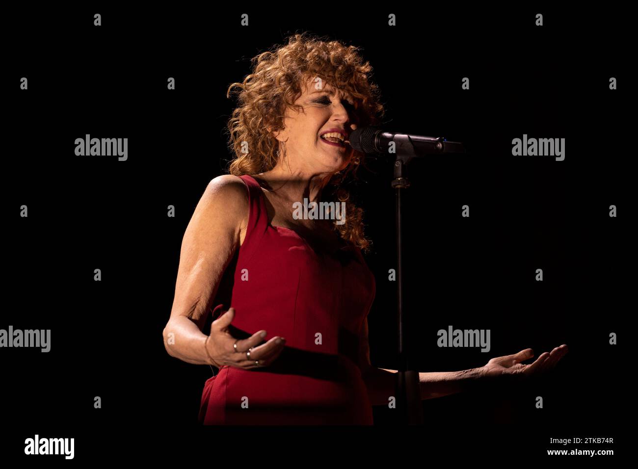 Fiorella Mannoia tritt live auf der Bühne im Teatro Augusteo in Neapel