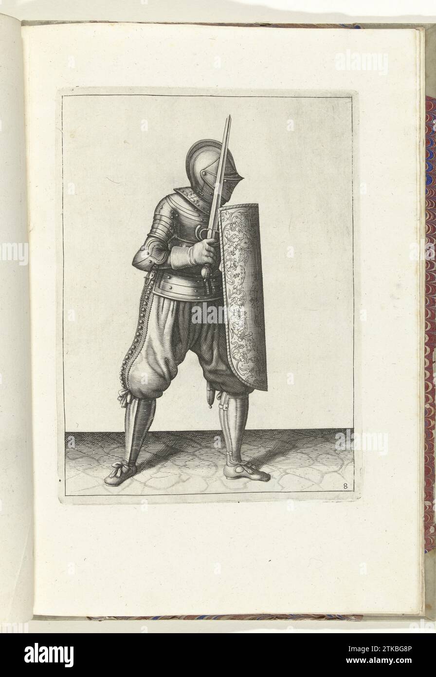 Die Übung mit dem Targe und dem Rapier: Wie sich der Soldat mit dem Targe verteidigen muss, das gegen das linke Knie und die linke Schulter ruht, der gezeichnete Rapier in der Hand (Nr. 8), 1618, 1616 - 1618 die Übung mit dem Targe und dem Rapier: wie sich der Soldat mit dem Targe gegen das linke Knie und die linke Schulter verteidigen muss, der gezogene Rapier in der Hand, 1618. Teil der Illustrationen in: Adam van Breen, der nassausche Waffengäst: Korte Erziehung auf der Figuerlijcke Afbecialing die interessante 'Frecht Ghebruyck van Al' Tghene ist ein Soldaet Need in den Aktionen der Targes mit dem Rappier, Stockfoto