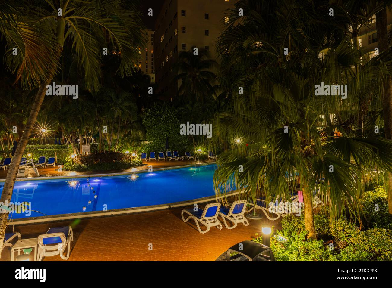 Wunderschöner Blick aus der Luft auf den Pool des Radisson Hotels, beleuchtet in der Nacht. Miami Beach. USA. Stockfoto