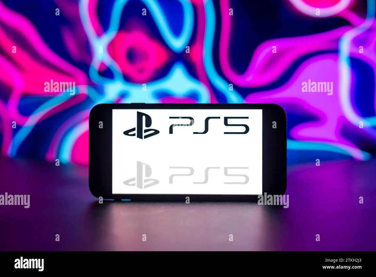 In dieser Abbildung wird das Play Station 5 (PS5)-Logo auf dem Bildschirm eines Mobiltelefons angezeigt. Stockfoto