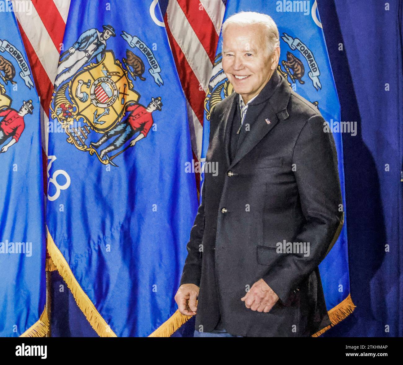 Milwaukee, Usa. Dezember 2023. US-Präsident Joe Biden trifft am Mittwoch, den 20. Dezember 2023, in der Black Chamber of Commerce von Wisconsin in Milwaukee, Wisconsin, ein. Biden unternahm in diesem Jahr seine dritte Reise nach Wisconsin, um seine Wirtschaftspolitik hervorzuheben, während er versucht, Unterstützung von kleinen und schwarzen Unternehmern zu erhalten. Foto: Tannen Maury/UPI Credit: UPI/Alamy Live News Stockfoto