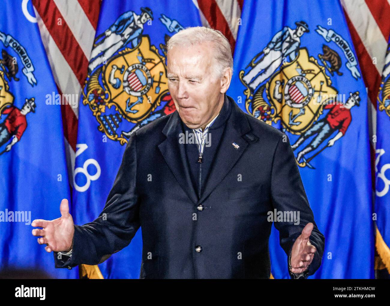 Milwaukee, Usa. Dezember 2023. US-Präsident Joe Biden trifft am Mittwoch, den 20. Dezember 2023, in der Black Chamber of Commerce von Wisconsin in Milwaukee, Wisconsin, ein. Biden unternahm in diesem Jahr seine dritte Reise nach Wisconsin, um seine Wirtschaftspolitik hervorzuheben, während er versucht, Unterstützung von kleinen und schwarzen Unternehmern zu erhalten. Foto: Tannen Maury/UPI Credit: UPI/Alamy Live News Stockfoto
