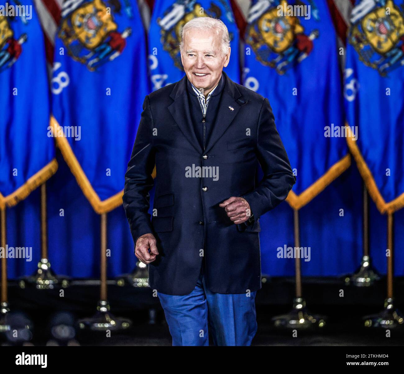 Milwaukee, Usa. Dezember 2023. US-Präsident Joe Biden gibt vor, auf die Bühne zu laufen und am Mittwoch, den 20. Dezember 2023, vor der Black Chamber of Commerce in Wisconsin in Milwaukee, Wisconsin, zu sprechen. Biden unternahm in diesem Jahr seine dritte Reise nach Wisconsin, um seine Wirtschaftspolitik hervorzuheben, während er versucht, Unterstützung von kleinen und schwarzen Unternehmern zu erhalten. Foto: Tannen Maury/UPI Credit: UPI/Alamy Live News Stockfoto