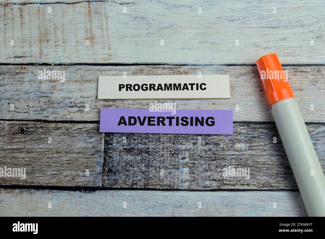 Konzept der programmatischen Werbeschrift auf Haftnotizen isoliert auf Holztisch. Stockfoto
