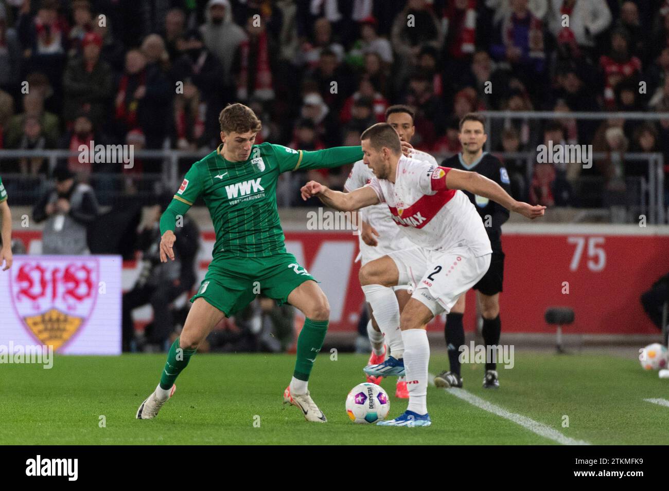 Stuttgart, Deutschland. Dezember 2023. v.li. Arne Engels (FC Augsburg, #27), Waldemar Anton (VfB Stuttgart, #02) VfB Stuttgart vs. FC Augsburg, Fussball, Herren, 1. Bundesliga, 16. Spieltag, Saison 23/24, GER, 20.12.2023, DFL/DFB-VORSCHRIFTEN VERBIETEN JEDE VERWENDUNG VON FOTOGRAFIEN ALS BILDSEQUENZEN UND/ODER QUASI-VIDEO, Foto: Eibner-Pressefoto/Wolfgang Frank Credit: dpa/Alamy Live News Stockfoto