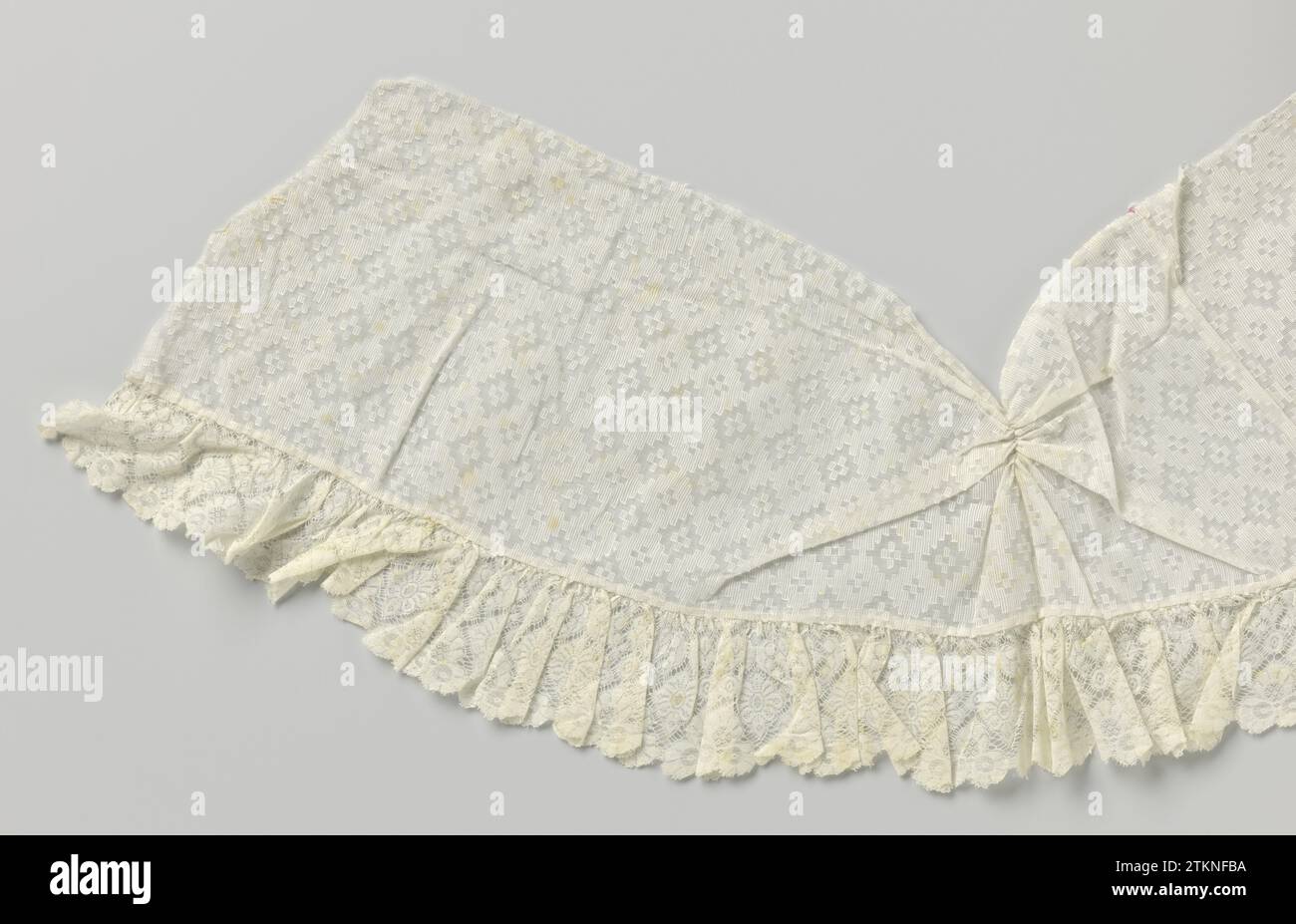 Batist Fall for a Toilette Table, anonym, ca. 1800 - ca. 1920 Batists Fall for a Toilette Table in einem Boudoir, erweitert mit einer mechanischen Seite. Niederlande Batiste. Batisten fallen auf einen Toilettentisch in einem Boudoir, erweitert mit einer mechanischen Seite. Niederlande Batiste. Stockfoto