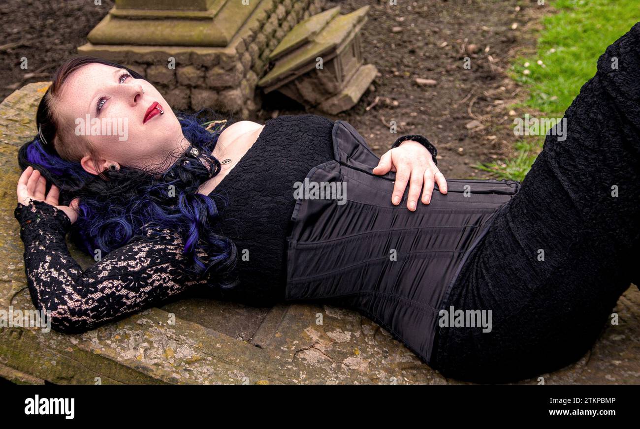 Mhairi Miller modelliert ein komplettes Gothic-Kostüm auf dem Howff Cemetery 1564 in Dundee, Schottland Stockfoto
