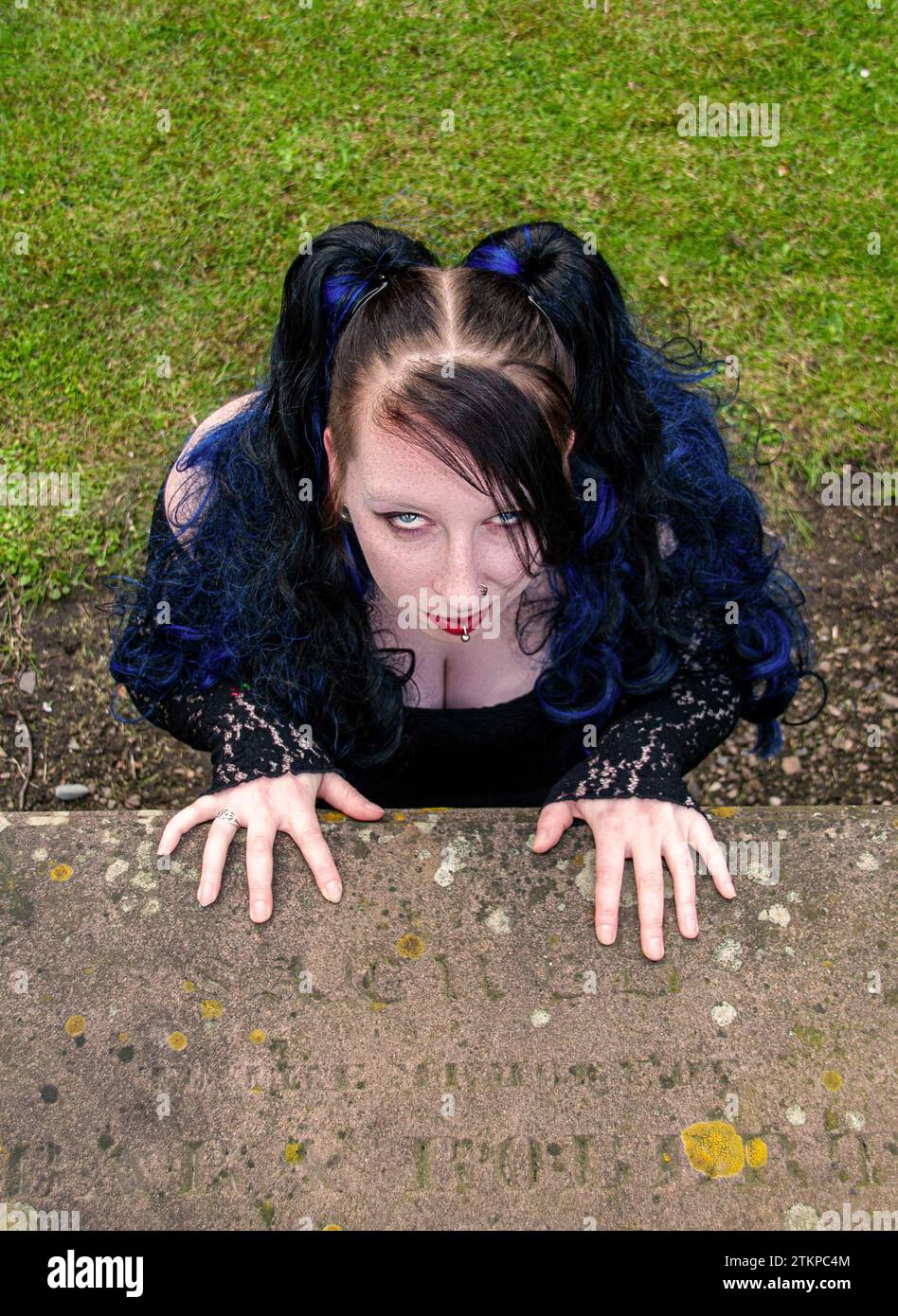 Mhairi Miller modelliert ein komplettes Gothic-Kostüm auf dem Howff Cemetery 1564 in Dundee, Schottland Stockfoto