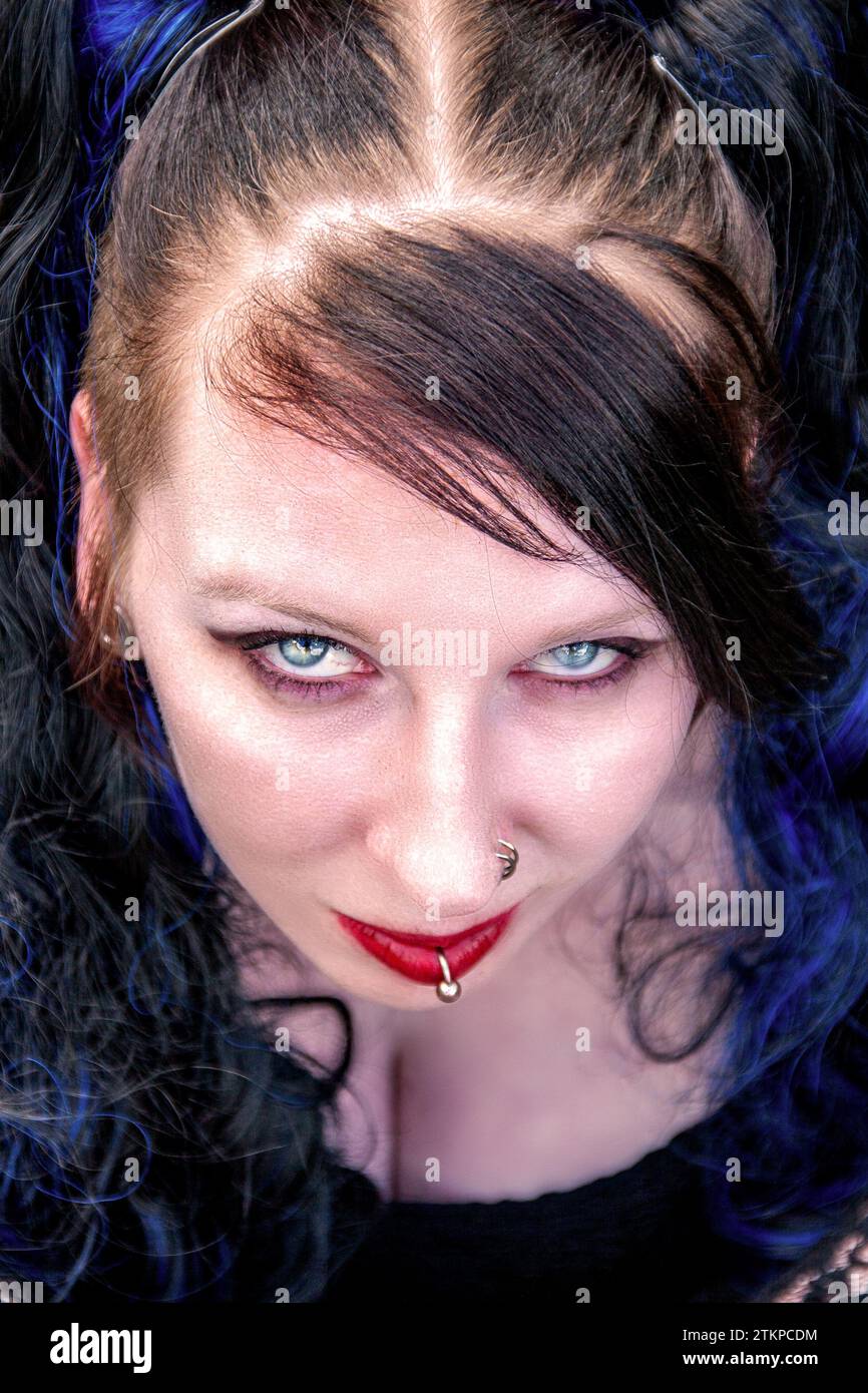 Mhairi Miller modelliert ein komplettes Gothic-Kostüm auf dem Howff Cemetery 1564 in Dundee, Schottland Stockfoto