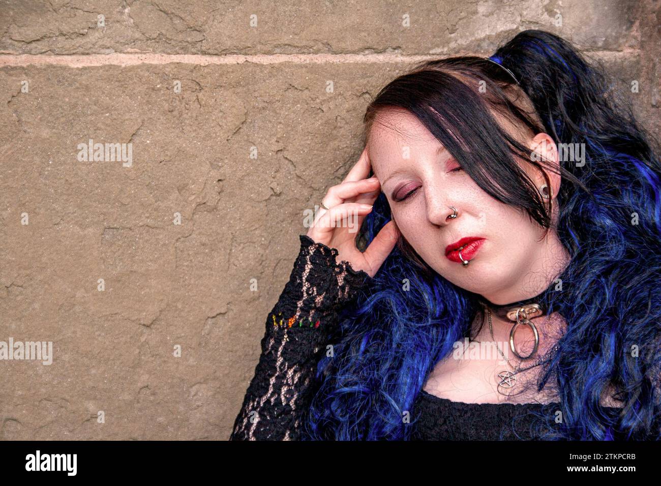 Mhairi Miller modelliert ein komplettes Gothic-Kostüm auf dem Howff Cemetery 1564 in Dundee, Schottland Stockfoto