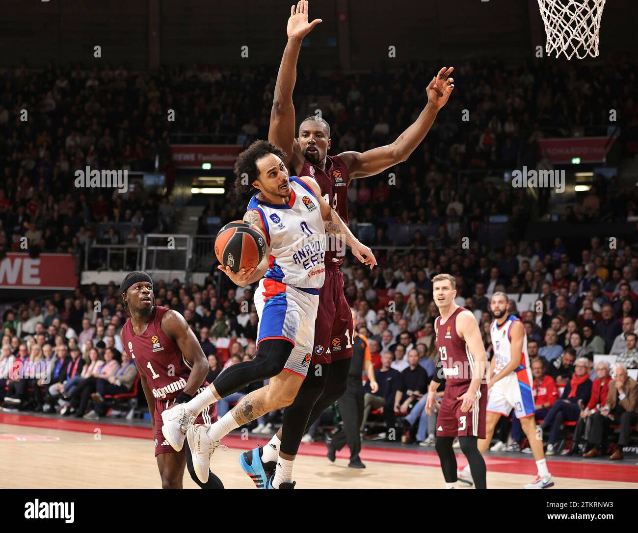 Serge Ibaka (Bayern Basketball, #14) versucht Shane Larkin (Anadolu Efes Istanbul, #0) zu blocken. GER, FC Bayern Basketball vs. Anadolu Efes Istanbul, Basketball, EuroLeague, Saison 2023/2024, 20.12.2023, Foto: Eibner-Pressefoto/Marcel Engelbrecht Stockfoto