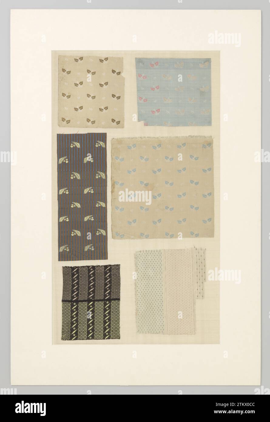Fragment Seidentuch., Seidengewebe Heshuyzen, 1750 - 1800 Fragment Seidentuch. Das Muster hat blaue und braune Streifen auf denen gelbe, geworfene Blätter mit Früchten (stechpalme?). Haarlem Seidenfragment-Seidentuch. Das Muster hat blaue und braune Streifen auf denen gelbe, geworfene Blätter mit Früchten (stechpalme?). Haarlem Seide Stockfoto