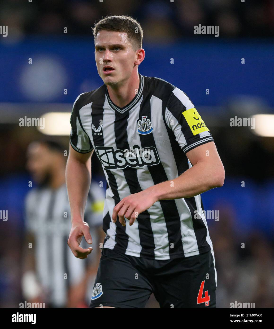 London, Großbritannien. Dezember 2023 - Chelsea gegen Newcastle United - Carabao Cup 5. Runde - Stamford Bridge. Newcastle's Sven Botman im Kampf gegen Chelsea. Bildnachweis: Mark Pain / Alamy Live News Stockfoto