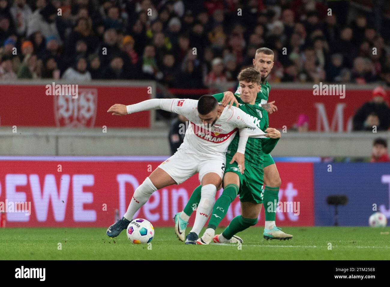 Stuttgart, Deutschland. Dezember 2023. v. li. im Zweikampf Deniz Undav (VfB Stuttgart #26), Arne Engels (FC Augsburg, #27) VfB Stuttgart vs. FC Augsburg, Fussball, Herren, 1. Bundesliga, 16. Spieltag, Saison 23/24, GER, 20.12.2023, DFL/DFB-VORSCHRIFTEN VERBIETEN JEDE VERWENDUNG VON FOTOGRAFIEN ALS BILDSEQUENZEN UND/ODER QUASI-VIDEO, Foto: Eibner-Pressefoto/Wolfgang Frank Credit: dpa/Alamy Live News Stockfoto