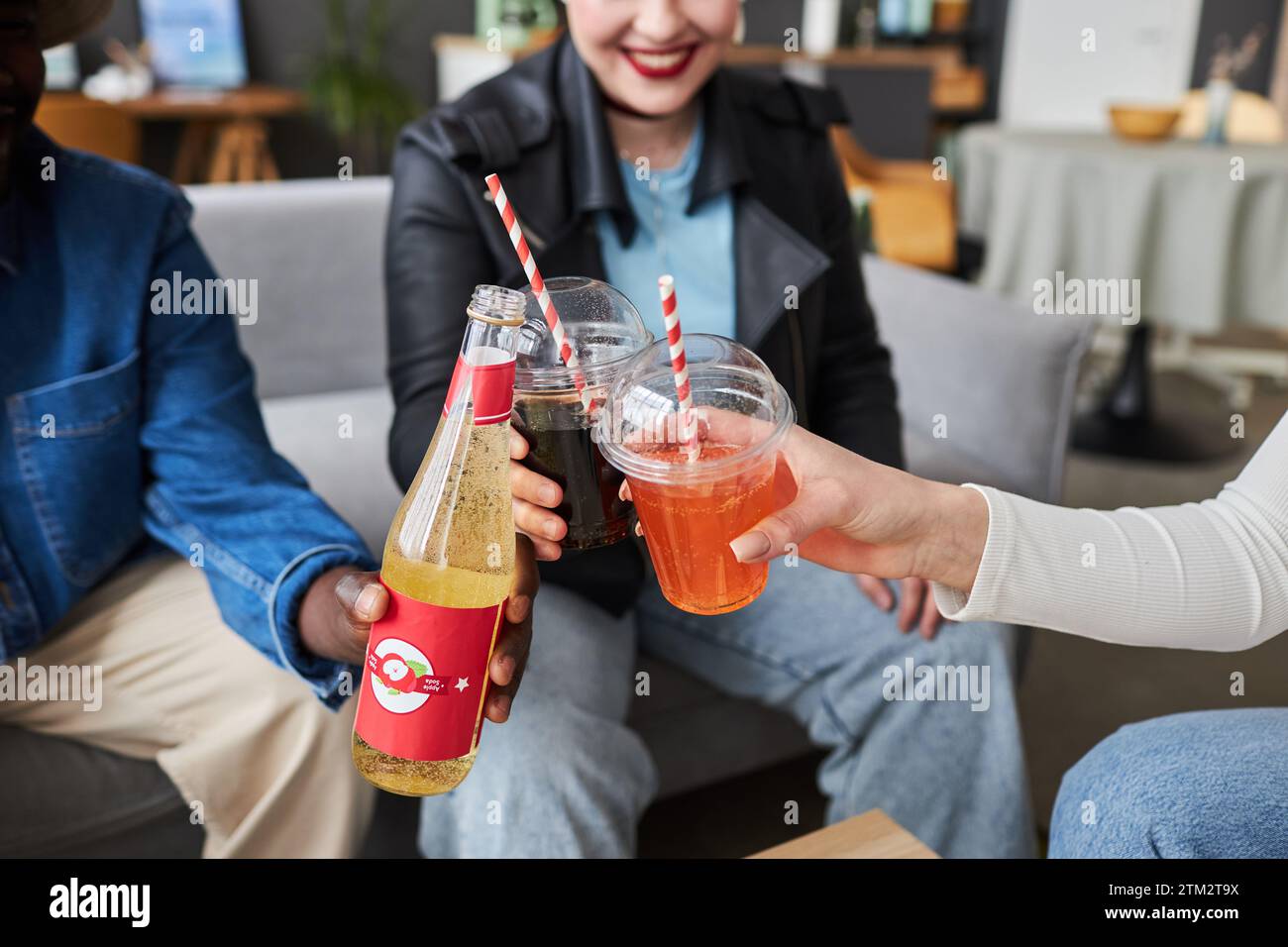 Freunde, Die Spaß Beim Trinken Von Limonaden Haben Stockfoto
