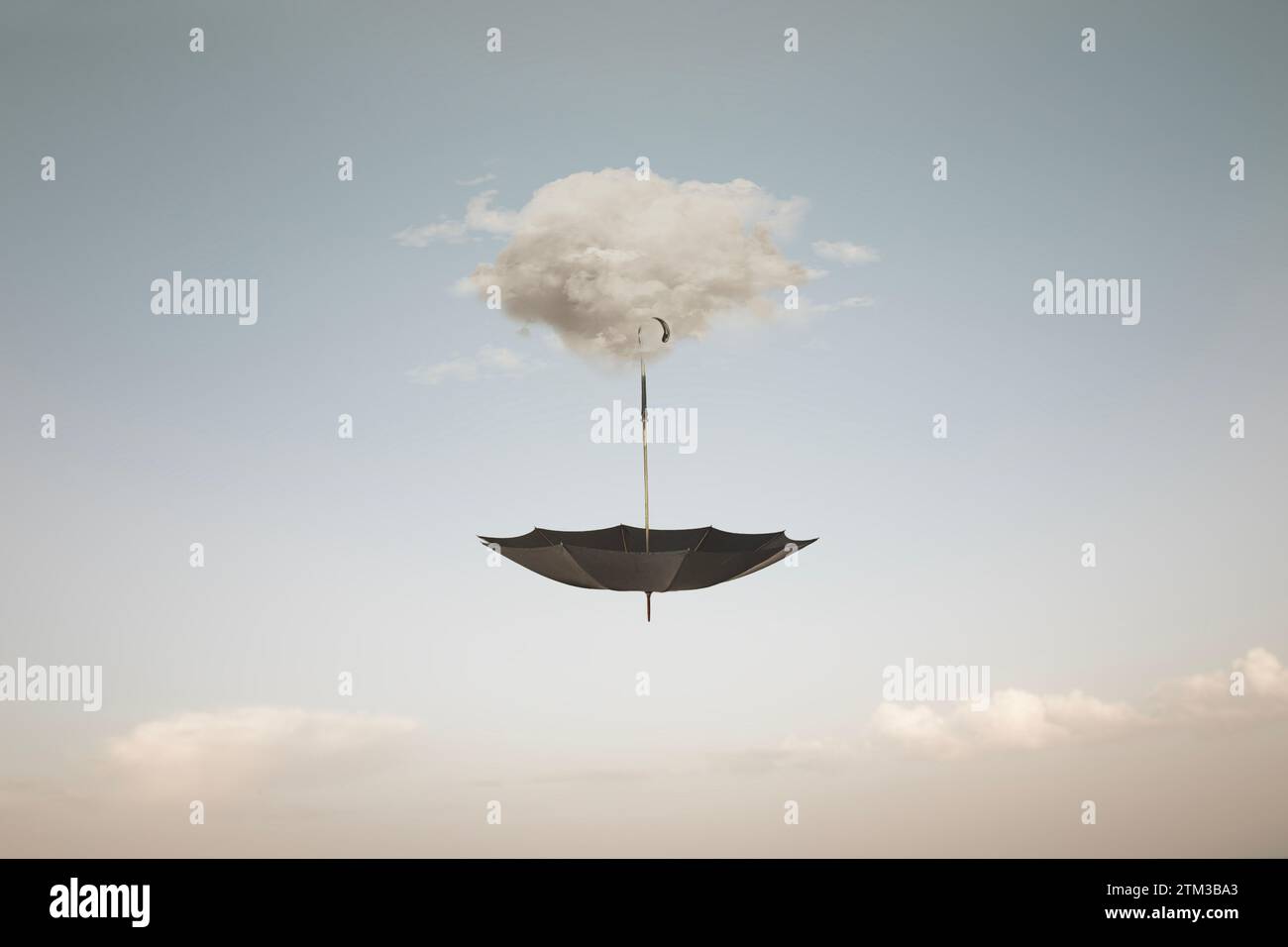 Surreale Wolke mit Regenschirm am Himmel, abstraktes Konzept Stockfoto
