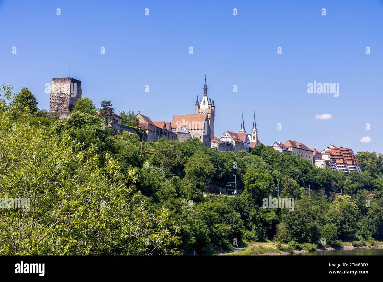 Bad Wimpfen mit Blick auf die alte Kirche und die historische Stadtmauer über den Neckar Stockfoto