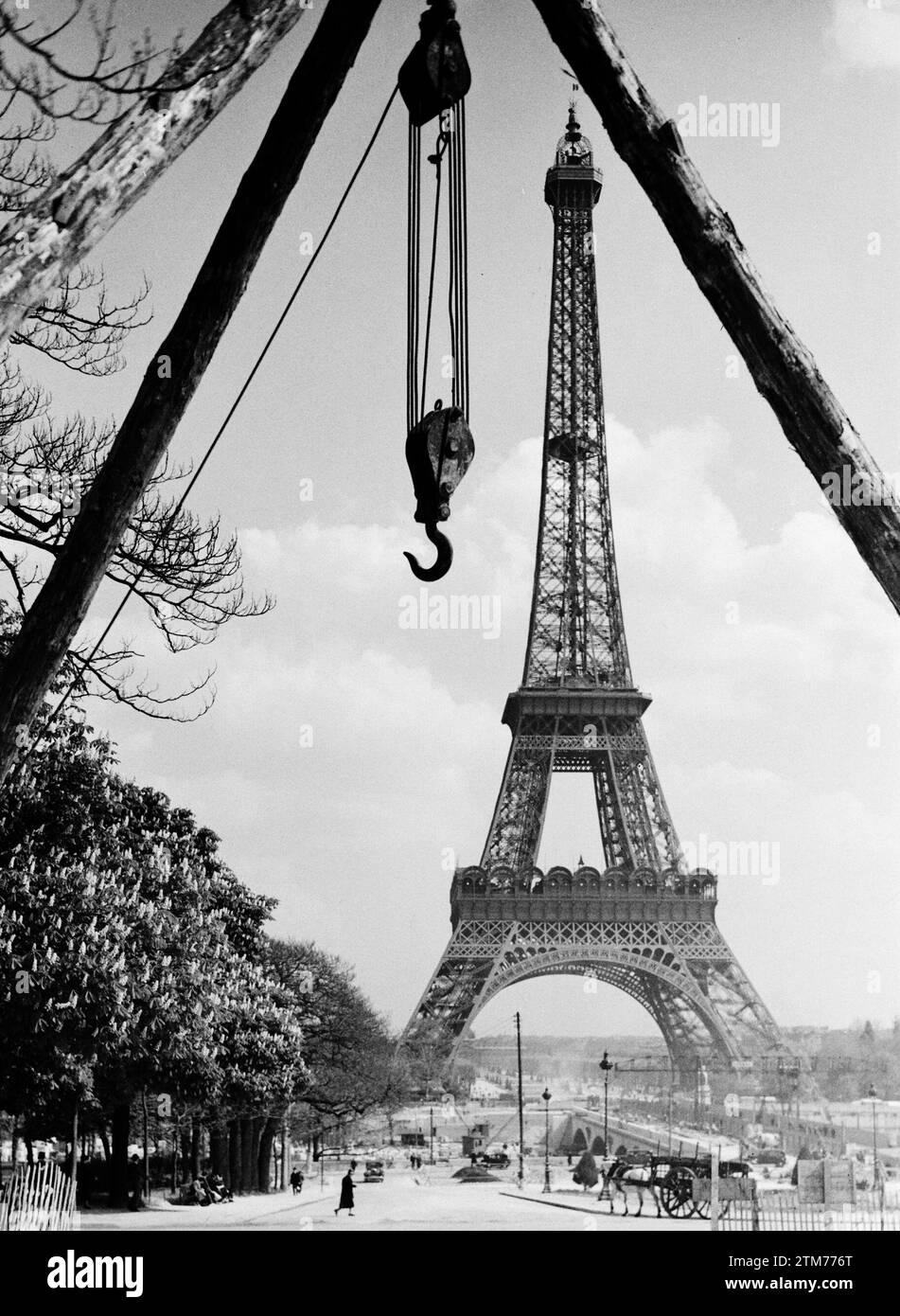 Der Eiffelturm mit einem Kran im Vordergrund ca. 1937 Stockfoto