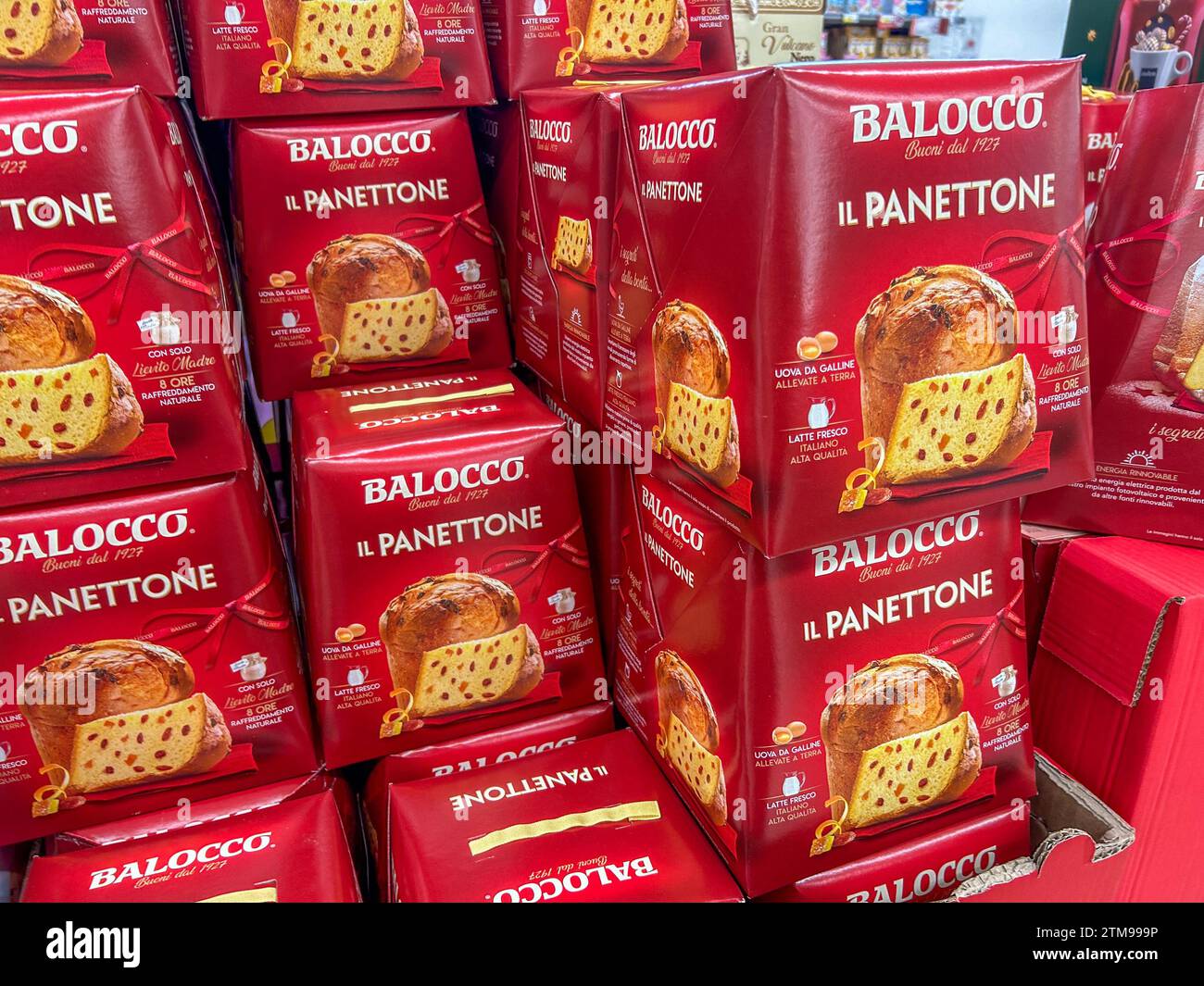 Italien - 20. Dezember 2023: Balocco Panettone Kuchen in rotem Weihnachtspaket zum Verkauf im italienischen Supermarkt Stockfoto