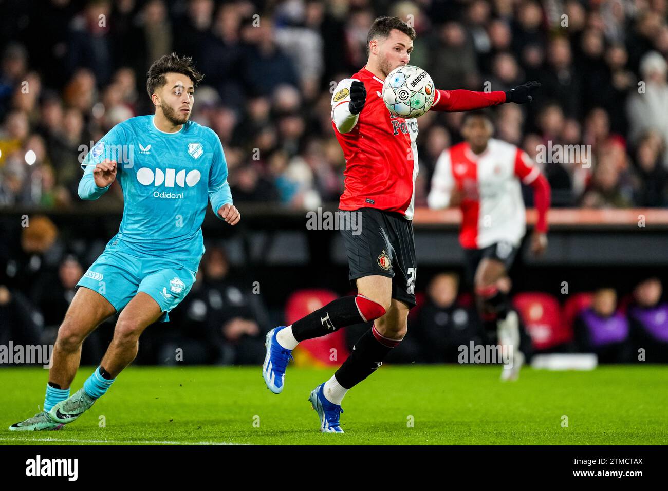 Rotterdam, Niederlande. Dezember 2023. Rotterdam - Souffian El Karouani vom FC Utrecht und Santiago Gimenez von Feyenoord während des Spiels zwischen Feyenoord und FC Utrecht im Stadion Feijenoord de Kuip am 20. Dezember 2023 in Rotterdam, Niederlande. Credit: Box to Box Pictures/Alamy Live News Stockfoto