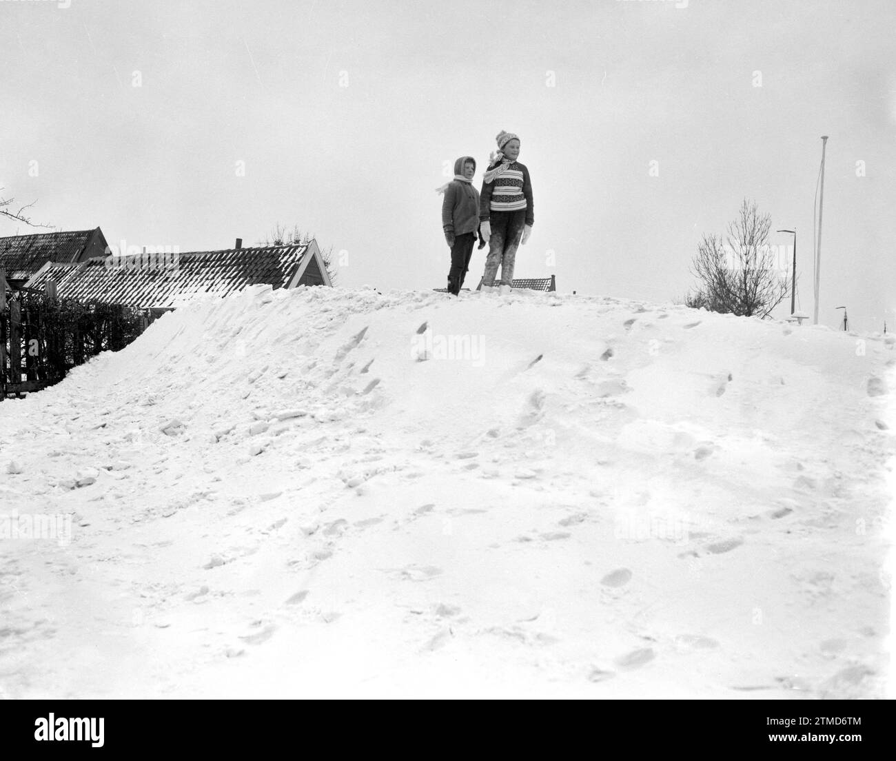 Kinder spielen im Schnee in Monnikendam CA. Januar 1963 Stockfoto