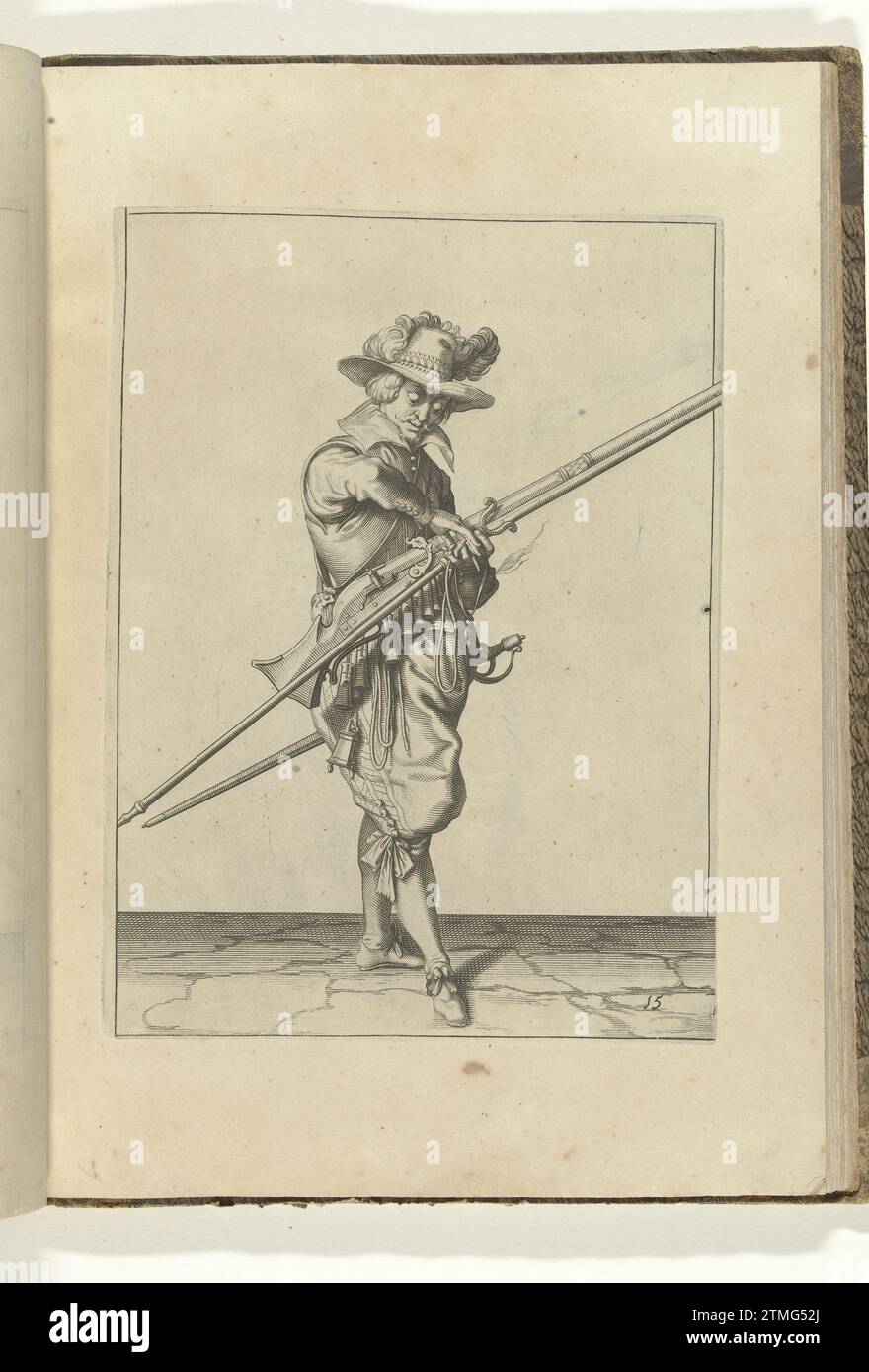 Soldat mit einer Muskete, die seinen Docht von der rechten in die linke Hand (Nr. 15) überträgt, ca. 1600, 1597 – 1608 Ein Soldat, rechts, der mit seiner linken Hand (Nr. 15) eine Muskete (eine bestimmte Art von Schusswaffe) und eine Furmeret (Muskettengabel) hält, ca. 1600. Er überträgt den brennenden Docht in seiner rechten Hand auf seine linke Hand. Platte 15 in der Anleitung zur Handhabung der Muskete: Letter Enseigement, Sur Les Pourtraitz Figurez, Touchant Le Droit Maniement du Mousquet. Teil der Illustrationen in einer französischen Ausgabe von J. de Gheyns Wapenhandelhe: J. de Gheyn, Maniement d’Armes, d’Arquebuses, Mousquetz et Piqu Stockfoto