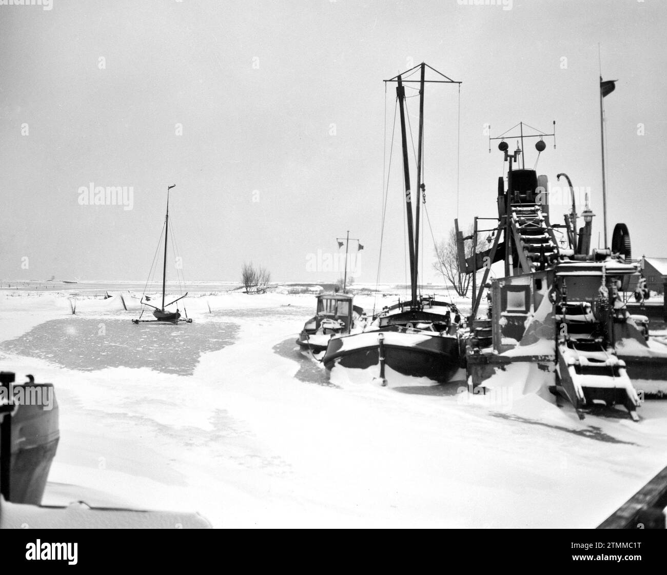 Boote schneiten in Monnikendam, der Gouwzee CA. Januar 1963 Stockfoto