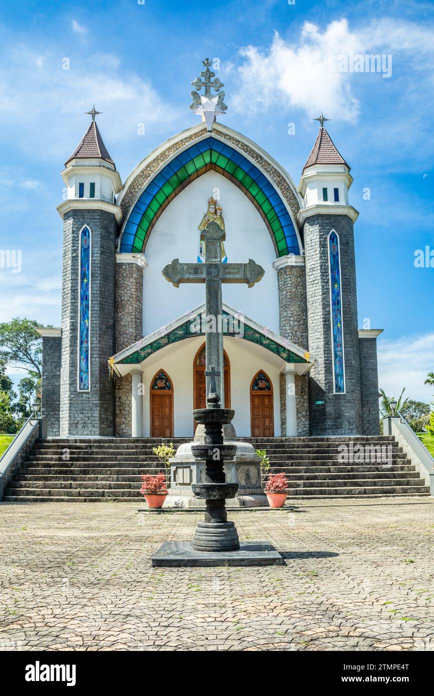 Velankanni Matha katholische Kirchenfassade mit großem Kreuz im Vordergrund, Nedumkandom, Kerala, Südindien Stockfoto
