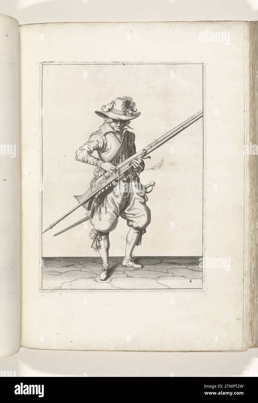 Soldat, der seinen Docht auf den Hahn seiner Muskete drückt (Nr. 8), ca. 1600, 1597 - 1607 Ein Soldat, rechts, der mit seiner linken Hand (Nr. 8) eine Muskete (eine bestimmte Art von Schusswaffe) hält, ca. 1600. Mit seiner rechten Hand drückt er einen brennenden Docht auf den Hahn (Teil des Zündmechanismus) aus seiner Muskete. Platte 8 in der Anleitung zum Umgang mit der Muskete: Corte Initiation auf dem Figuerliicke-Bild, so sehr auf dem rechten Ghebruyck Vant Musquet. Teil der Illustrationen in: J. de Gheyn, Weapons Handele of Roers Musquetten and Spiessen, den Haag, 1607. Der Krieg war um 1600. Stockfoto